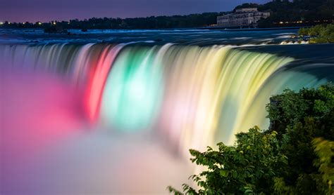popular tourist locations in canada.